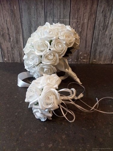 Bruidswerk Maatwerk foam Wit + Parelmoer met Diamantjes - Bruidsmeisjesboeket kleinste 