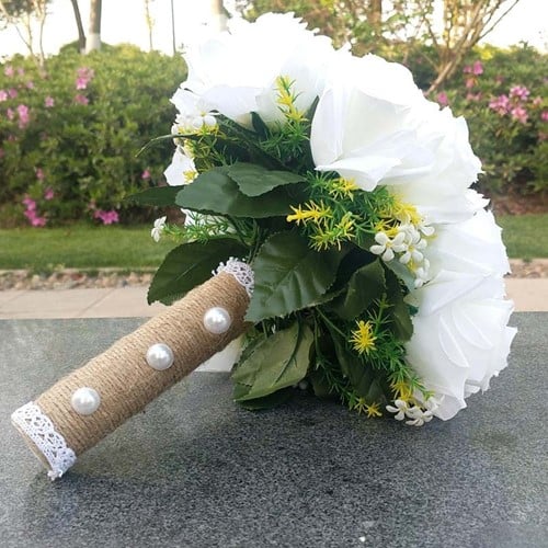 Bruidsboeket Zijden Grote Rozen Wit met wat Groen en handvat van Jute Bruidsboeket Rozen KANT EN klaar